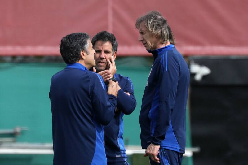 Ricardo Gareca ensaya lo que será la formación de Chile ante Brasil. Foto: Aton.