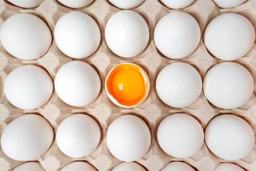 Si haces esto, el huevo podría contaminar tu comida.