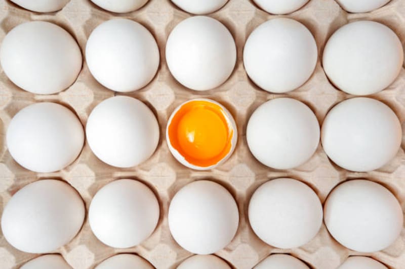 Si haces esto, el huevo podría contaminar tu comida.