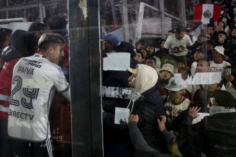Guillermo Paiva calmando a los hinchas de Universitario de Perú en el Monumental