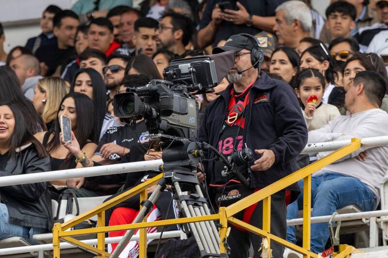 y también Mega 2 transmitirán el duelo entre Palestino y Audax. Foto: Felipe Escobedo Del Río.