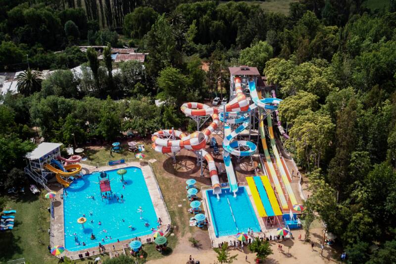 El parque de entretenciones destaca por su amplia variedad de toboganes y actividades para hacer.
