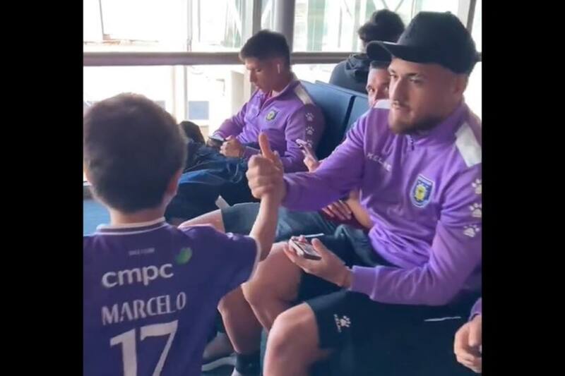 El plantel del León de Collao compartió con un pequeño hincha que viaja por primera vez acompañando al equipo.