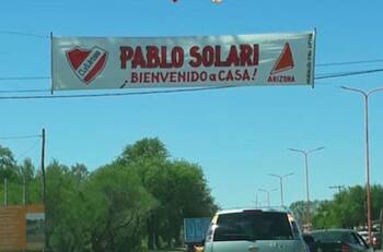 El gran recibimiento que tuvo Pablo Solari en su club de barrio tras salvar a Colo Colo