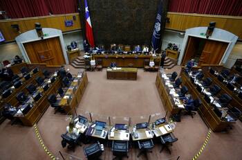 Comisión del Senado aprobó proyecto que busca que elecciones de abril se realicen en dos días