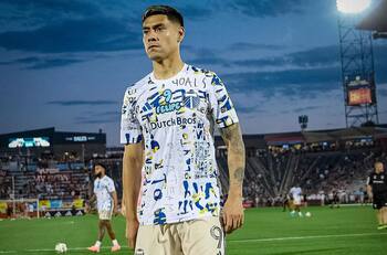 Sigue brillando en el extranjero: el goleador con el que la U se ilusiona para el 2025