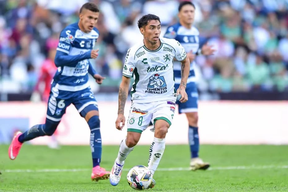 Luciano Cabral con la camiseta del León de México.