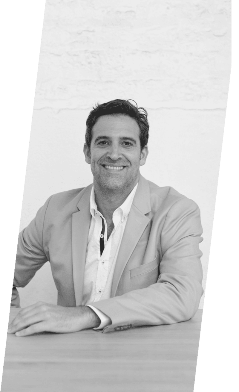 Pablo Courard es periodista y tiene 46 años.