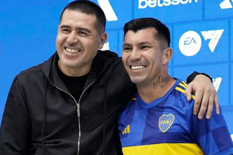 El ídolo chileno llegó a un Boca Juniors muy complicado. Lo poco que jugó no lo hizo bien, y la llegada de Gago como DT lo condenó.