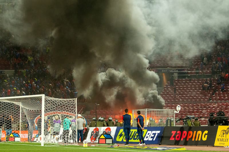 Hinchas de los azules y el desastre en el Estadio Nacional. Foto: Felipe Escobedo / En Cancha