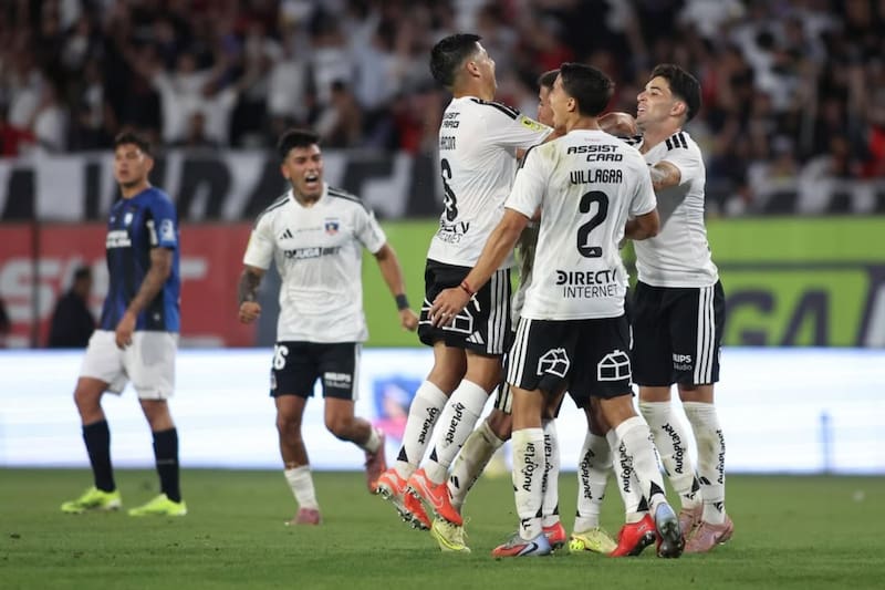 El central celebrando en Colo Colo. Foto: Instagram Jonathan Villagra.