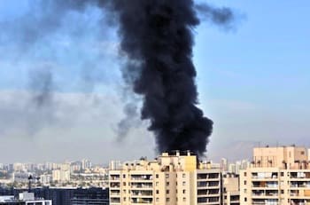VIDEO | Incendio en Santiago afectó a una empresa abandonada, una ferretería y un laboratorio
