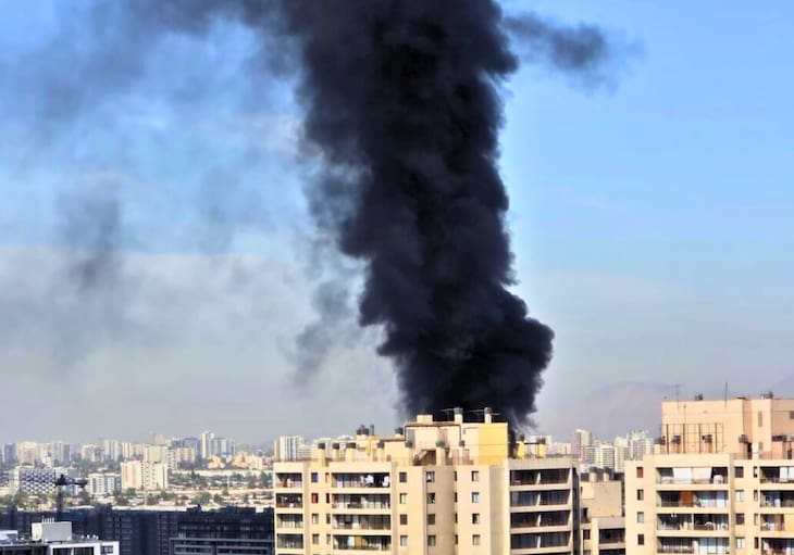 VIDEO | Incendio en Santiago afectó a una empresa abandonada, una ferretería y un laboratorio