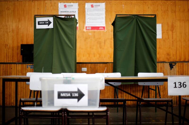 El Servel indicó que quienes estén dentro de su local de votación al momento del cierre de las mesas, pueden votar aunque estén fuera de horario. Foto: ATON.