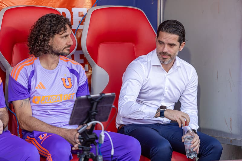 El entrenador de la U junto a su ayudante Fabricio Coloccini. Foto: Felipe Escobedo/En Cancha