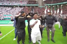 VIDEO | Pudo pasarle en Chile: Speed fue sacado a botellazos de partido de fútbol en Argelia