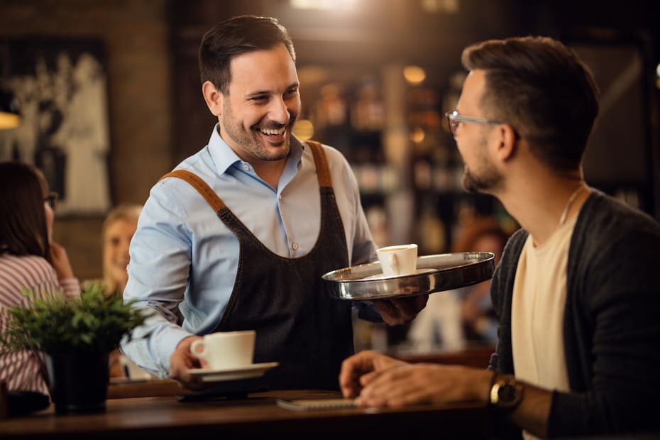 Según el experto en psicología, ayudar a los camareros a apilar los platos es un signo claro de un alto nivel de inteligencia emocional y respeto por los demás.