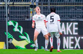 Jugador de 19 años sorprende al Dortmund y adelanta al Mainz como visita