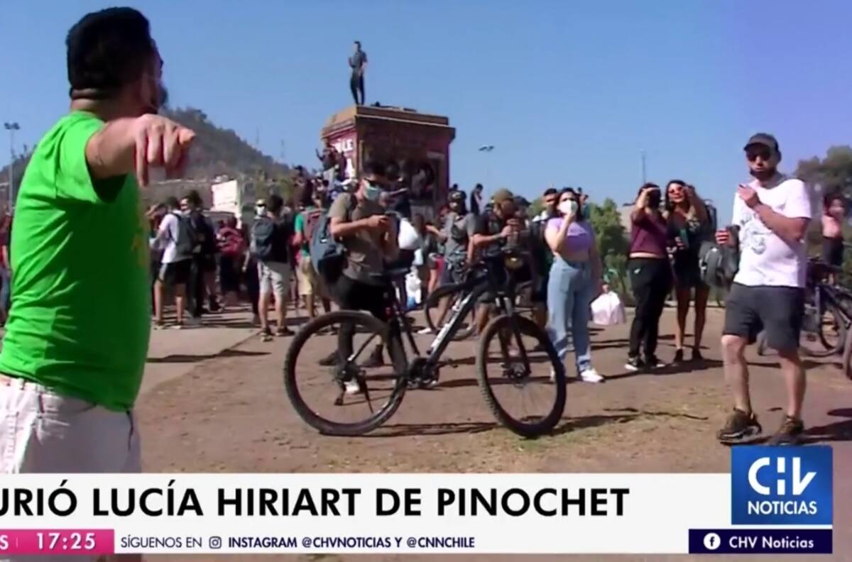 Equipo de Chilevisión fue expulsado de Plaza Italia por personas que se manifestaron por la muerte de Lucía Hiriart