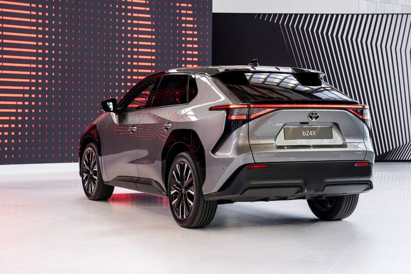 Toyota anunció un escuadrón de vehículos eléctricos para 2026