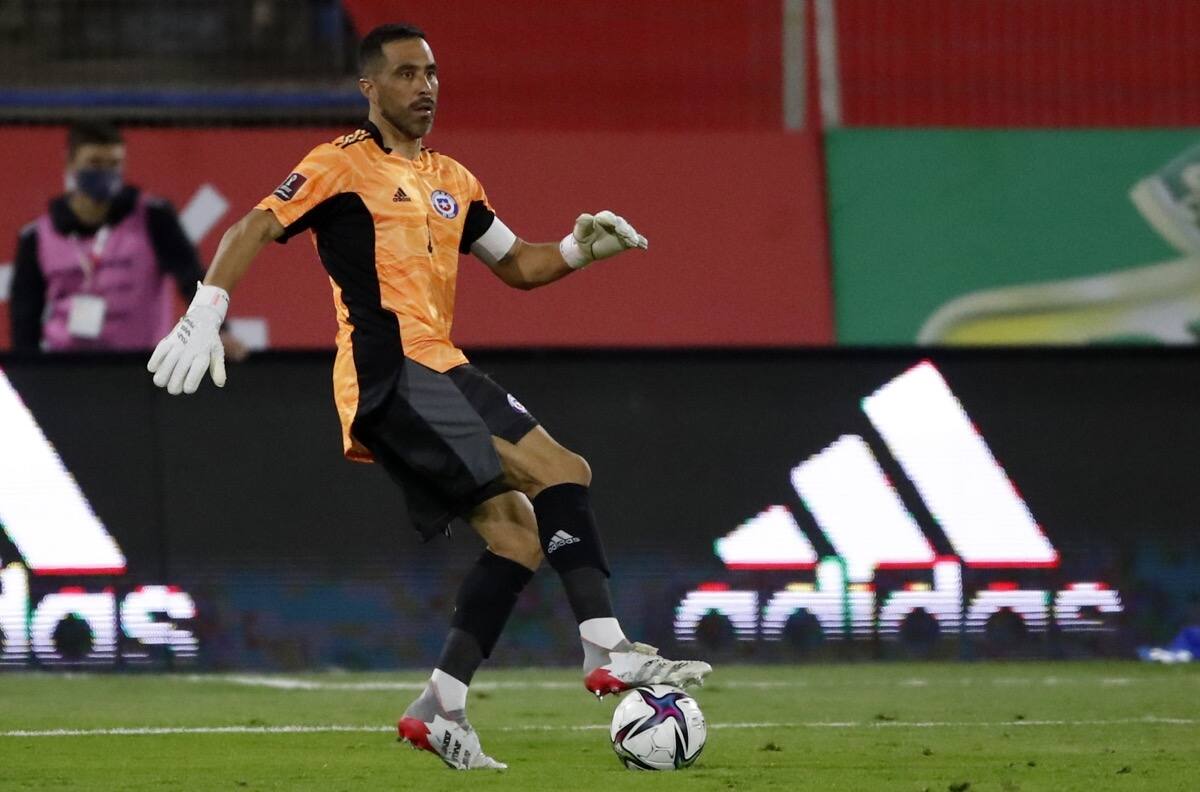 ¿"Por qué demoró tanto"? Hinchas de La Roja explotaron por lenta reacción del banco tras lesión de Claudio Bravo