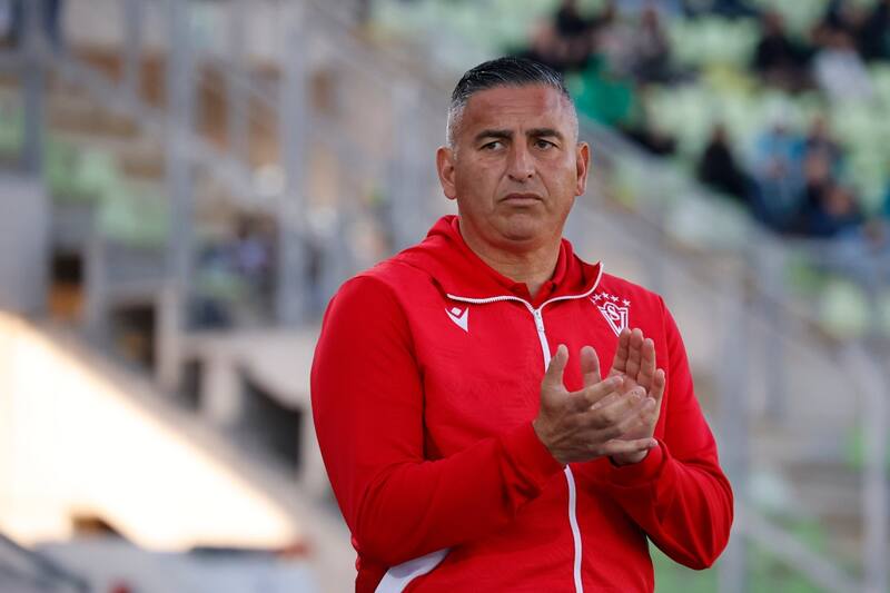 dirigiendo a Santiago Wanderers ante Deportes Limache. Foto: Aton