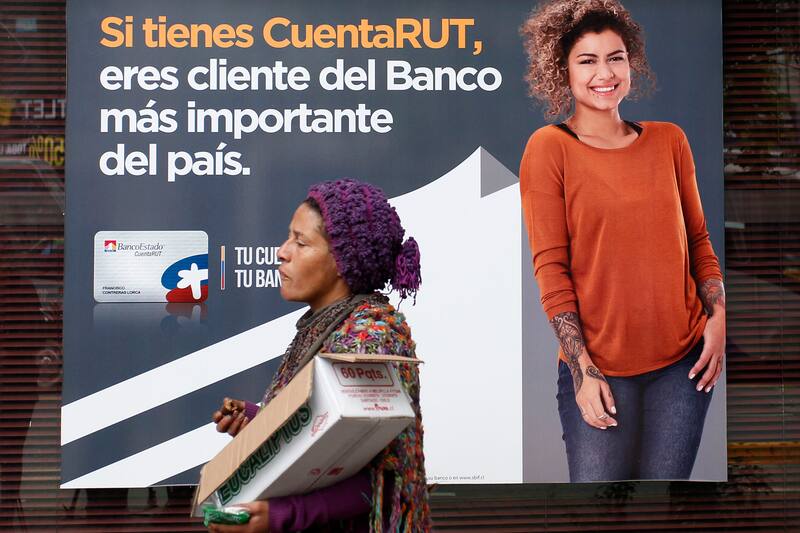 Concepcion 30 octubre 2017.
Banco estado durante la entrega del beneficio de 500 mil pesos para cada pescador artesanal de la region del BioBio.
Dragomir Yankovic/Atonchile.