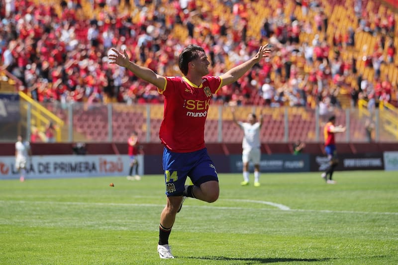 festeja el triunfo de Unión Española sobre Huachipato. Agencia Aton