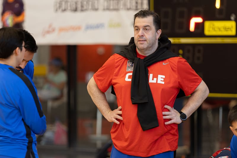 El entrenador de la Selección de Básquetbol Femenino de Chile