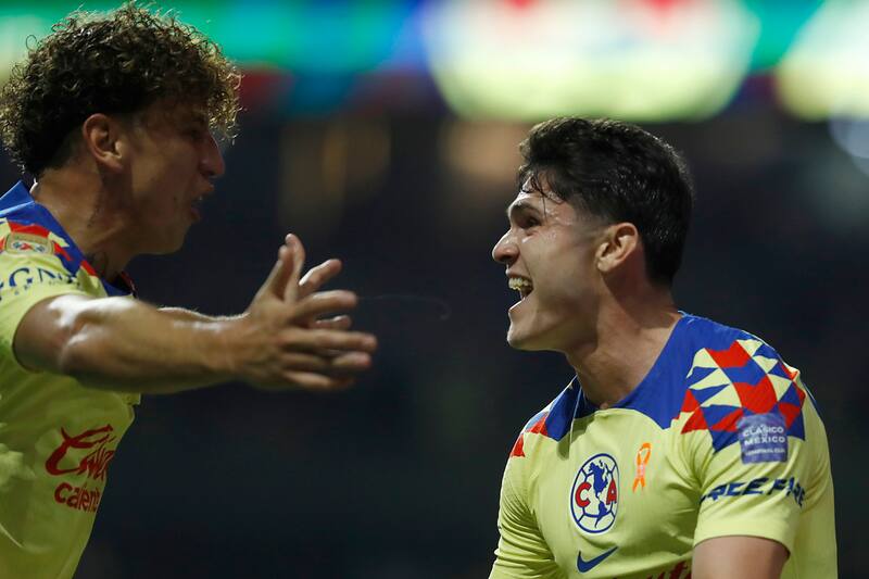. Igor Lichnovsky celebrando junto a Israel Reyes, quien marcó el gol de la victoria.