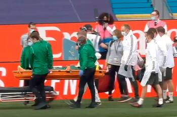 Tuvo que salir con oxígeno: El duro choque de Eric Bailly con su compañero