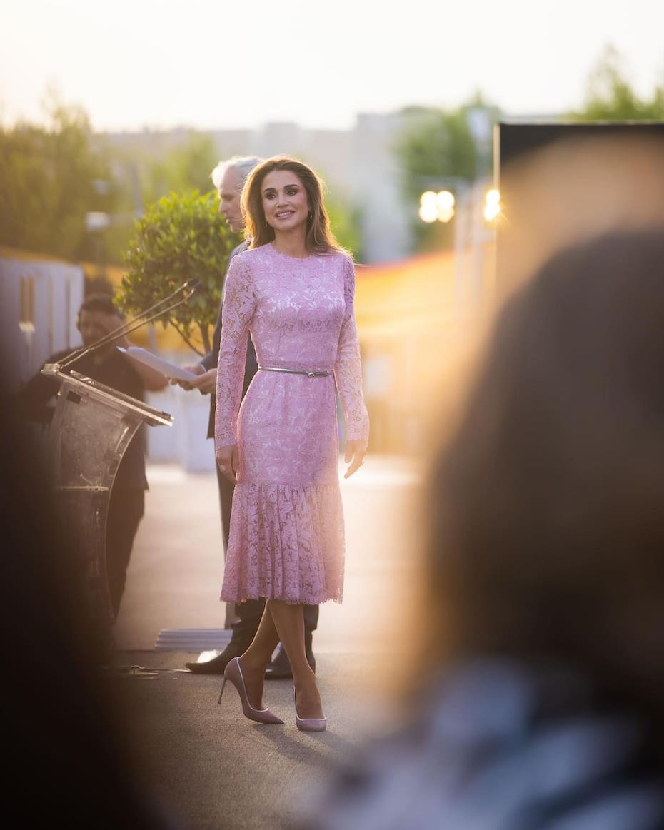 La reina de Jordania deslumbró con un vestido rosa de delicado encaje.