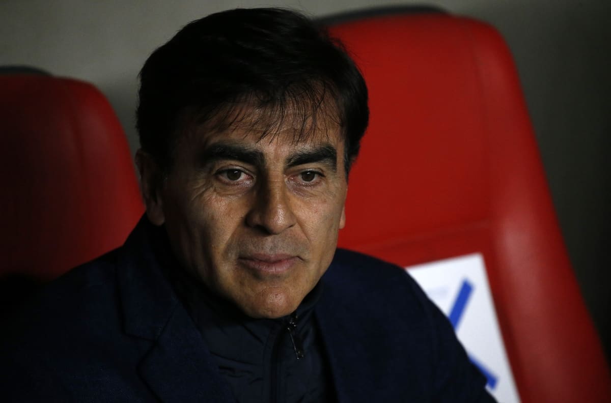 Gustavo Quinteros cambiaría esquema en Colo Colo de cara al duelo ante Huachipato