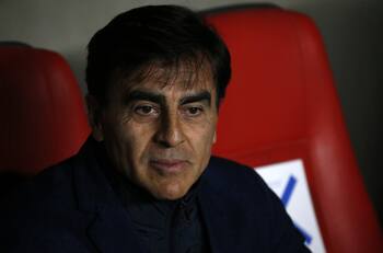 Gustavo Quinteros cambiaría esquema en Colo Colo de cara al duelo ante Huachipato
