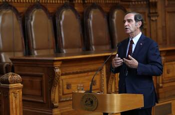 Ministro de Justicia pidió suspender intervenciones de Carabineros en recintos del Sename