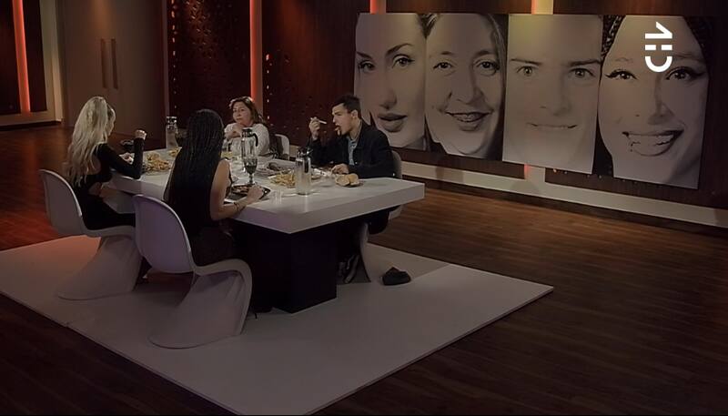 Jennifer Galvarini, Francisca Maira, Benjamín Lagos y Estefanía Galeota durante la cena. Foto: CHV.