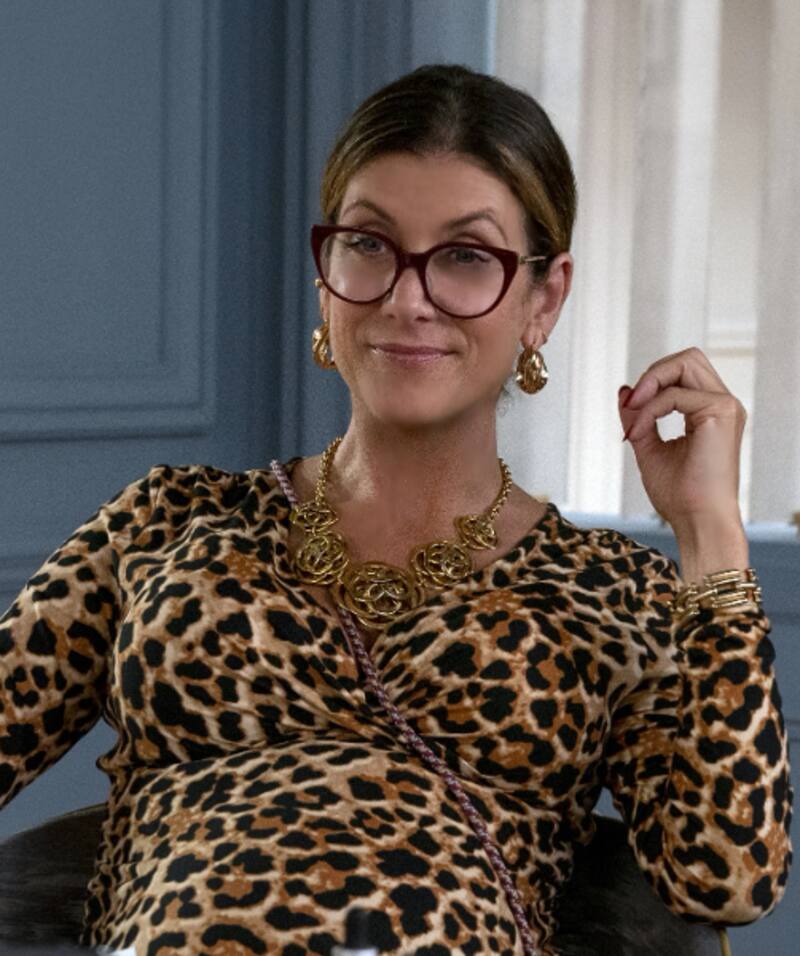 Interpreta a Madeline Wheeler, la jefa de Emily en Chicago.