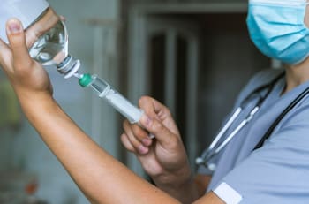 ISP emite alerta y retira del mercado un lote completo de suero inyectable