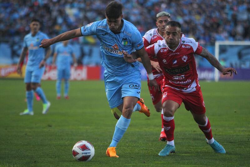 Fabián Hormazábal y Jorge Luna disputando el balón en el duelo de O'Higgins vs. Deportes Copiapó. Foto: Aton.