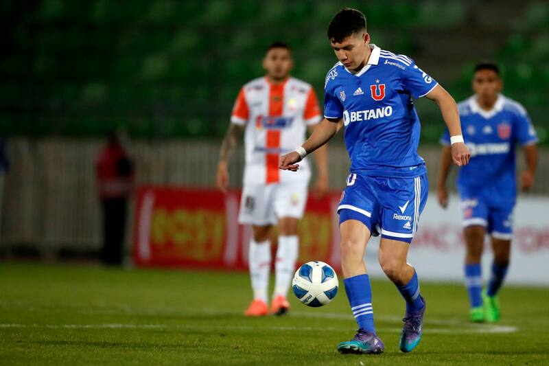 Agustín Arce en su debut con la U en 2022.