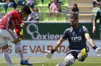 La U se impuso por 3 a 0 a Santiago Wanderers con la dupla técnica de Jara y Valencia