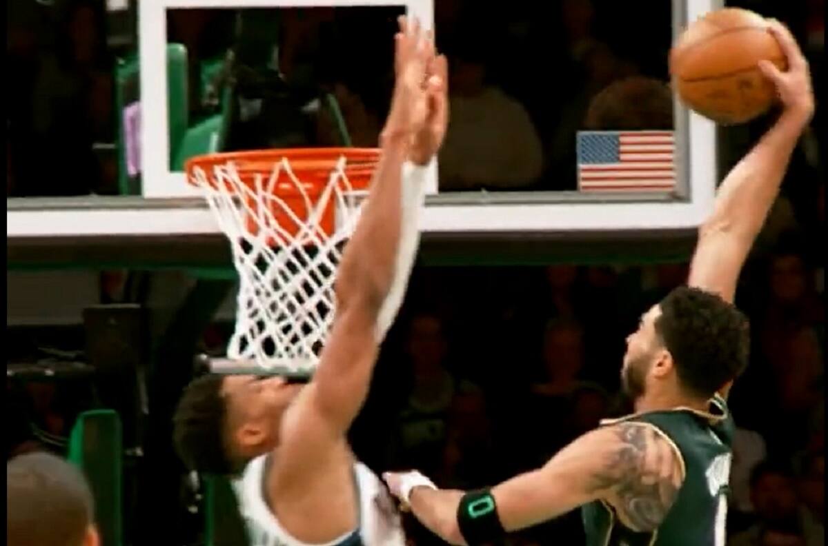 VIDEO | Espectáculo asegurado en la NBA: La impresionante volcada de Jayson Tatum ante Giannis Antetokounmpo