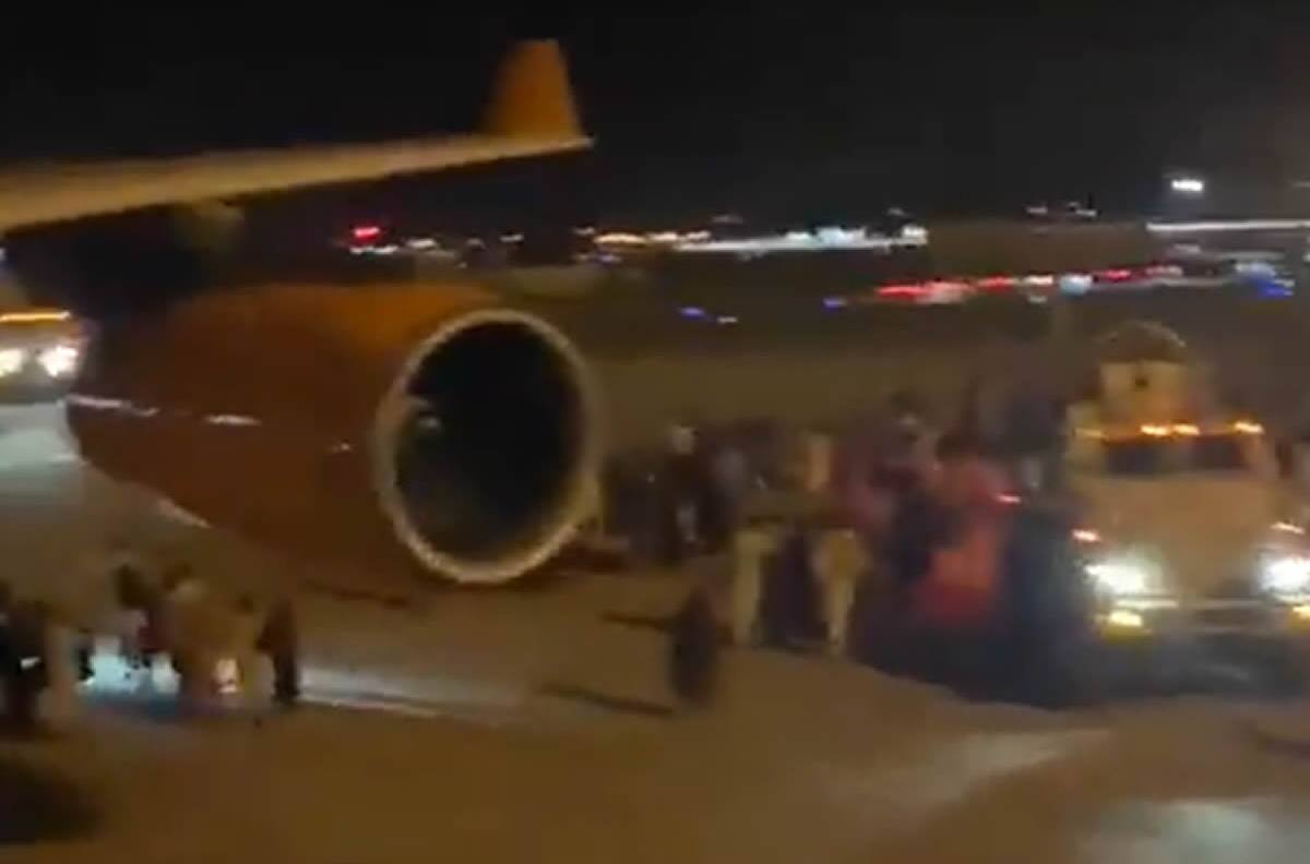 VIDEO | La desesperación de los afganos para abandonar el país: colapsaron el aeropuerto de Kabul