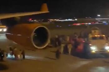 VIDEO | La desesperación de los afganos para abandonar el país: colapsaron el aeropuerto de Kabul