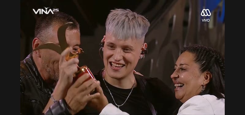 recibió el importante reconocimiento de la mano de sus padres.