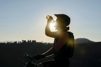 ¿Andas en bicicleta?: Así puedes protegerte de los golpes de calor este verano