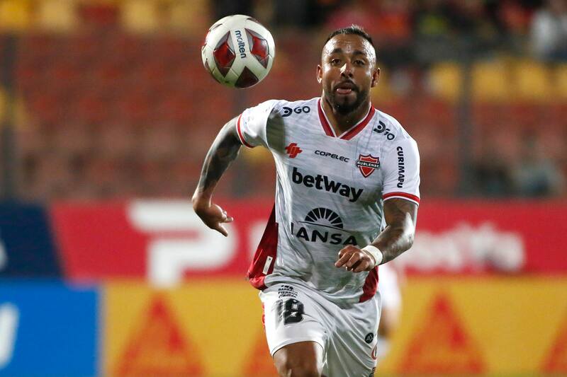 El lateral se unió a los entrenamientos de pretemporada con Ñublense, pero es duda para el estreno en Copa Libertadores. Crédito: Agencia Aton.