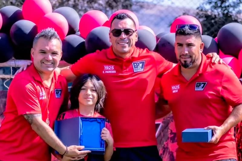 La Pulga Atómica comanda una escuela junto a Esteban Paredes.