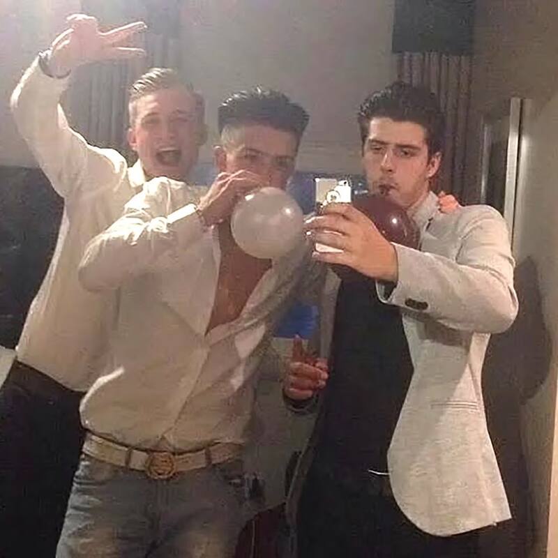 Jack Grealish consumiendo el gas de la risa.