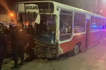 VIDEO | Delincuentes protagonizaron increíble persecución tras robo de microbús escolar en Argentina